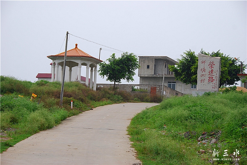 一百多米的上岛公路好快走完,原来这个江心岛叫:邓塘洲村