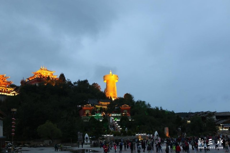 旁晚8点多独克宗古城太阳刚落山
