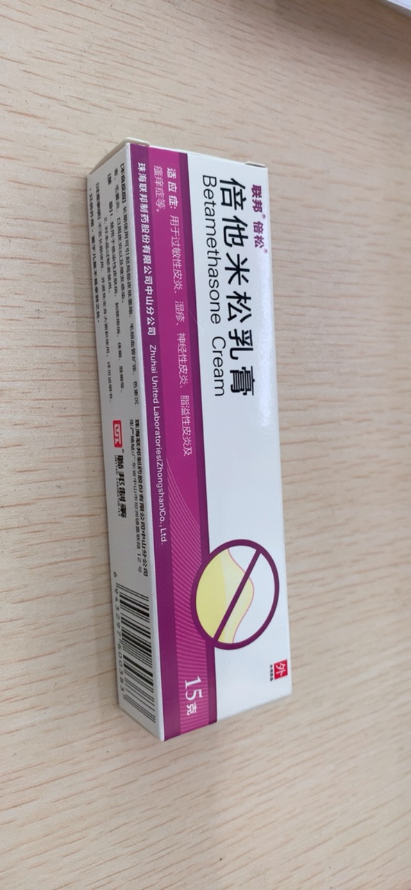 女儿的脚长了好多红点啊,点算啊?